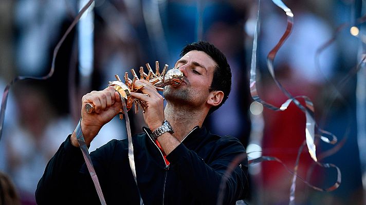 Madrid Open de Tenis - Djokovic recibe el trofeo de campeón del Madrid Open