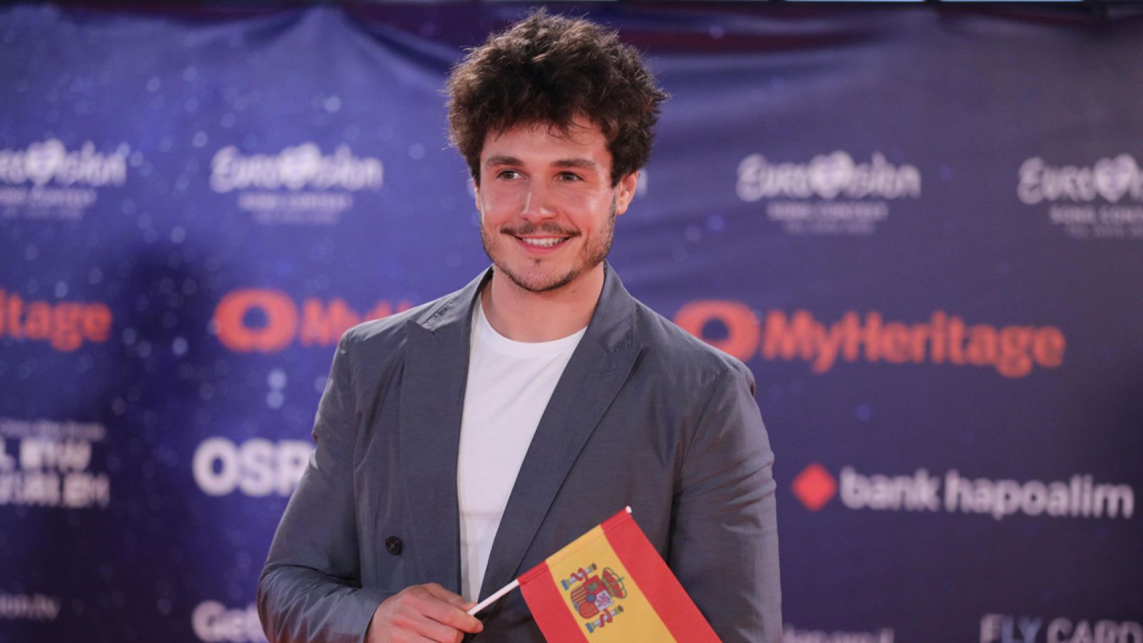 Miki lleva la fiesta a la alfombra naranja de la 'Welcome Party'