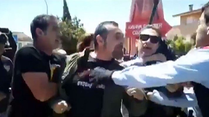 Telediario 1 - Varios heridos leves en Girona en una pelea por la retirada de lazos amarillos