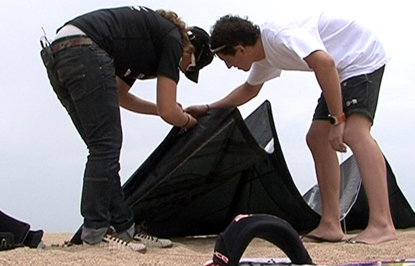 La campeona Gisela Pulido le enseña los secretos del kitesurfing a Pol Espargaró.