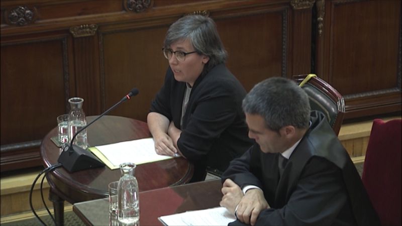 La exdiputada de la CUP Boya explica que se subió a un coche de la Guardia Civil para incidir en que la protesta tenía que ser pacífica