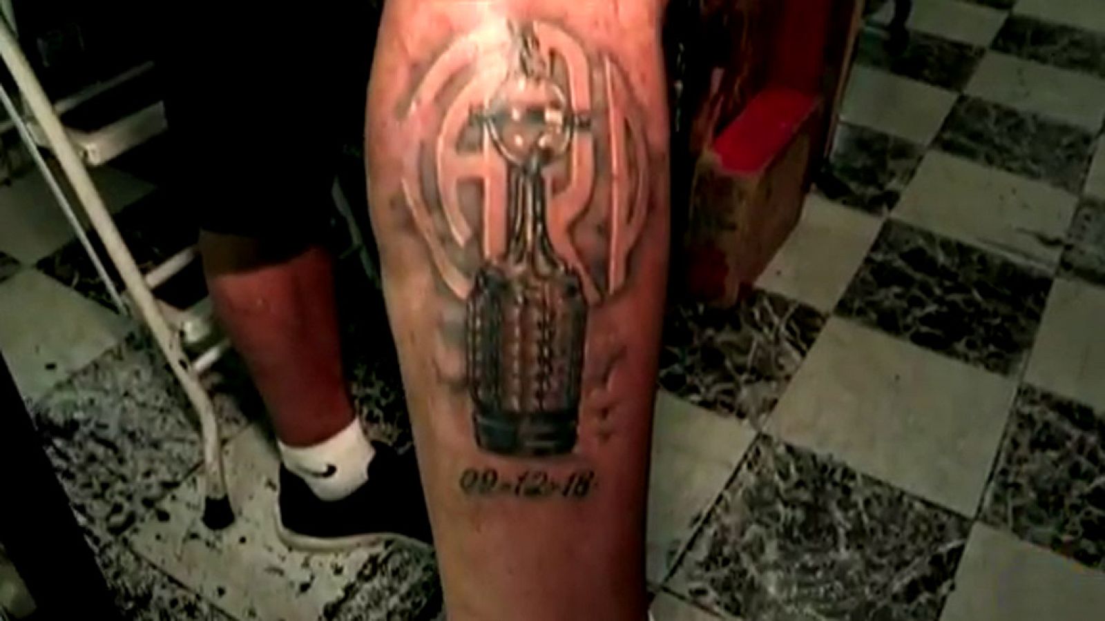 Es habitual ver a deportistas tatuarse aros olimpicos o fechas claves en su carrera deportiva, no tanto a los hinchas pero en Argentina y a pesar de que ya han pasado seis meses desde la Final de la Copa Libertadores que se disputó en Madrid y que ga