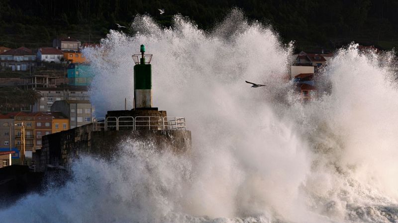 Viento fuerte de Levante en el Estrecho y viento fuerte en el litoral norte de Galicia - Ver ahora