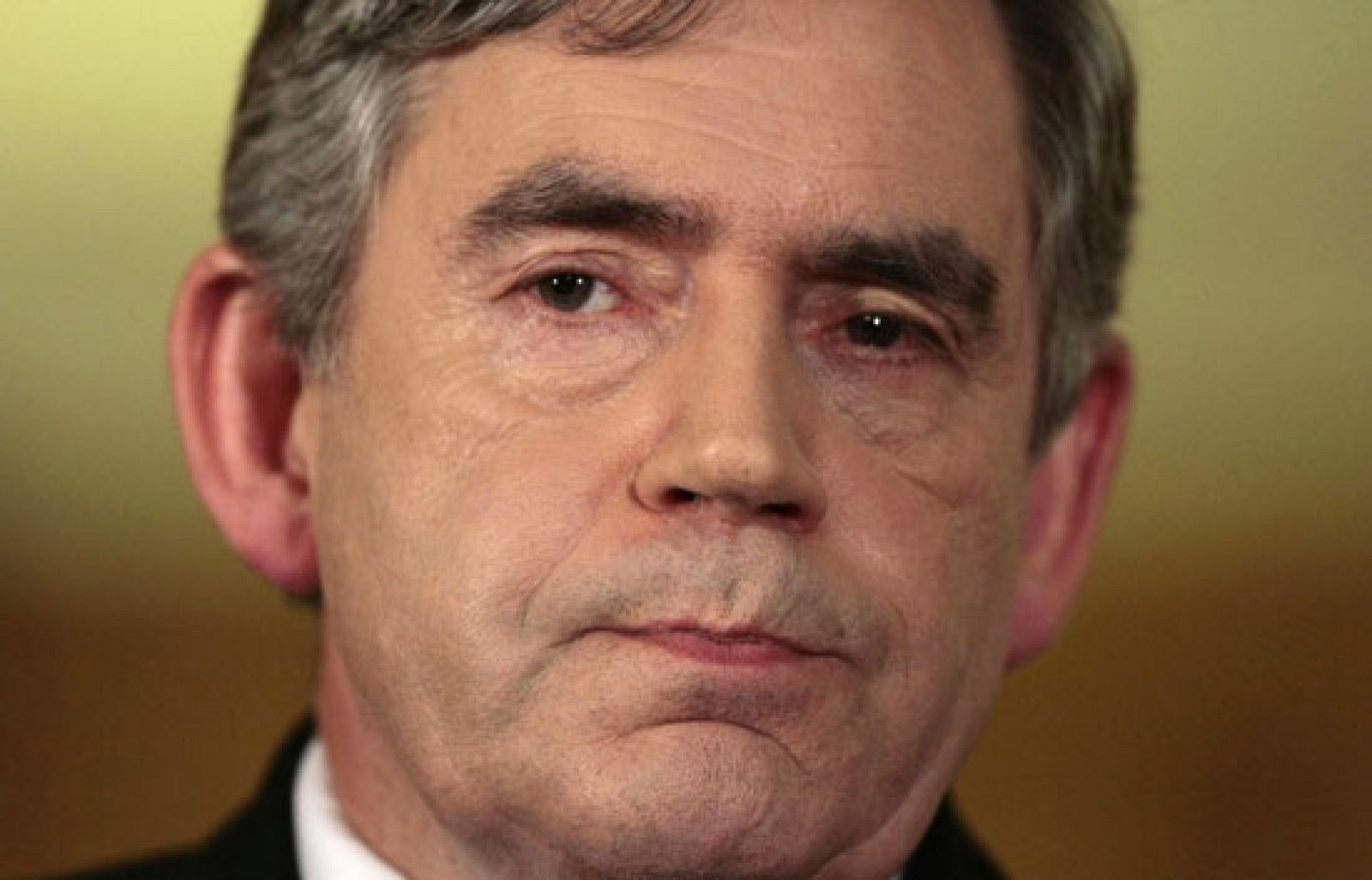 El primer ministro británico se pone ante las cámaras para decir que no dimite | Ver