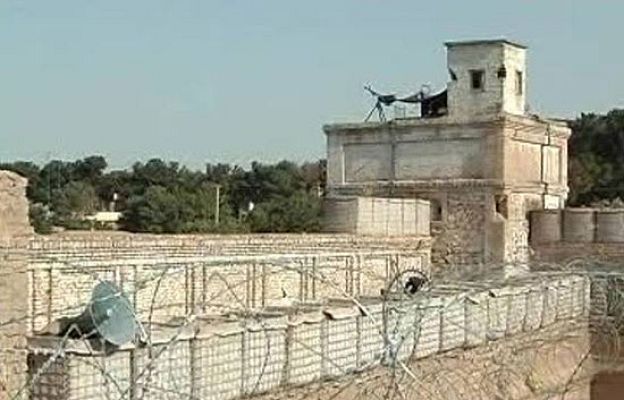  - Equipo de TVE entra en una prision