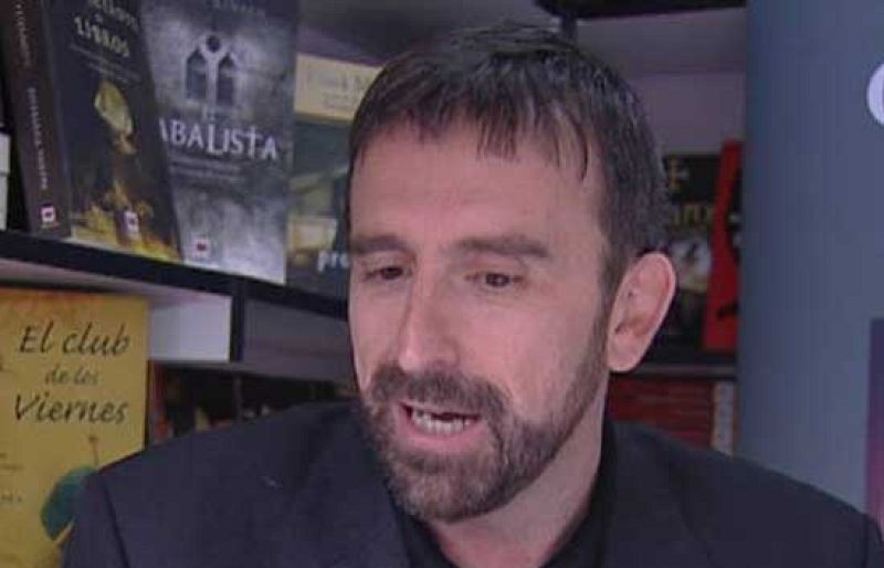 Joan Plaza, entrenador del Real Madrid de baloncesto, ha estado en la feria del libro de Madrid para firmar su novela.