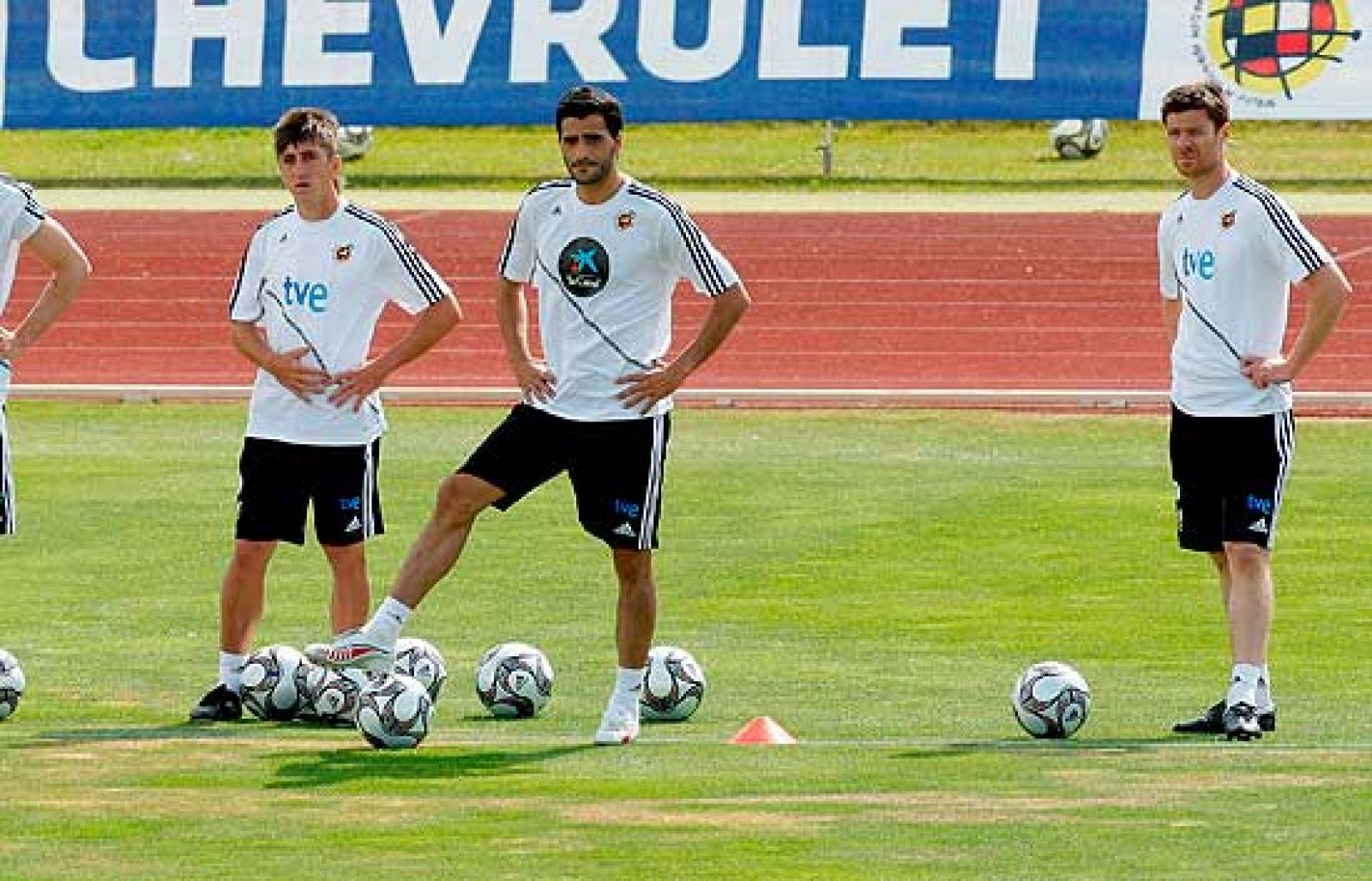 La selección española de fútbol se ha puesto en marcha para jugar su amistoso antes de comenzar la Copa Confederaciones.
