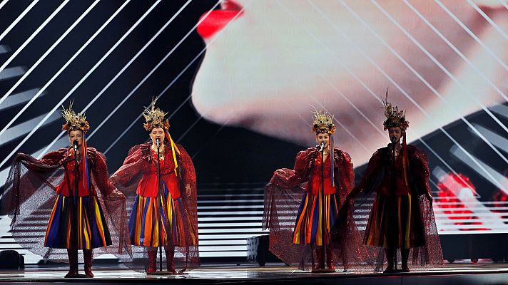 Eurovisión - Polonia: Tulia canta "Fire of love"