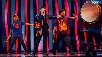 Blgica: Eliot canta "Wake up"