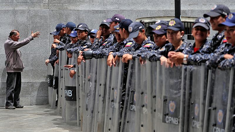 Las fuerzas de seguridad impiden el acceso a la Asamblea Nacional de Venezuela a los diputados opositores