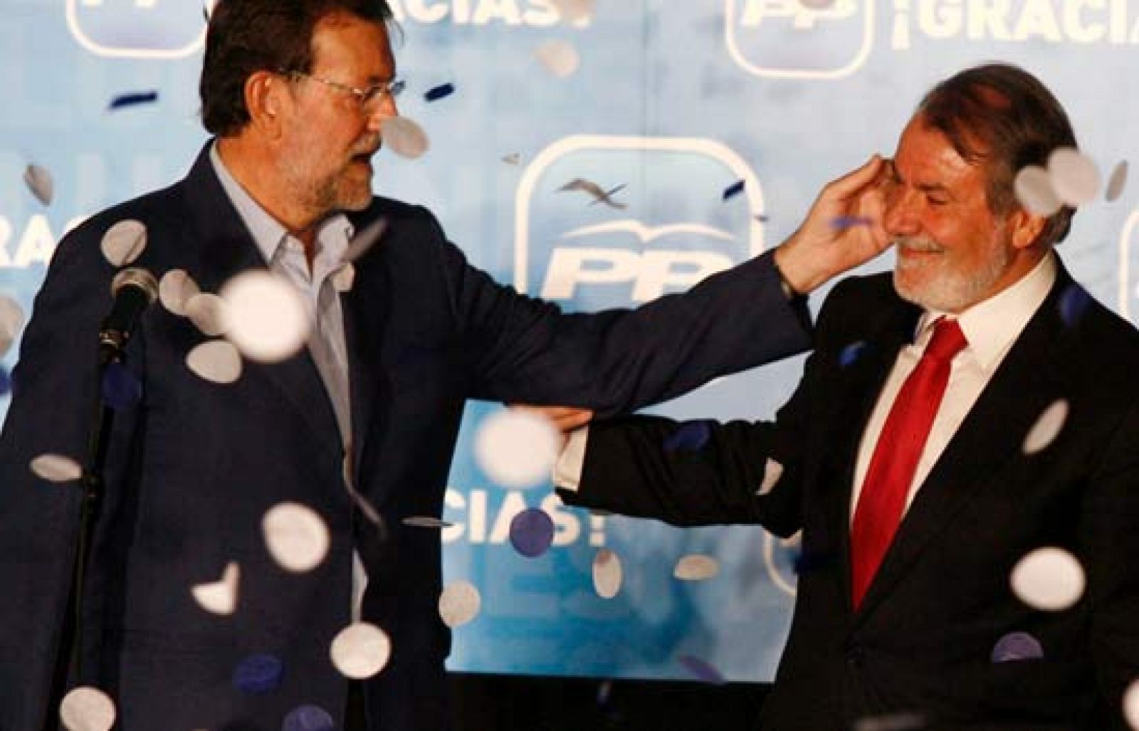 Rajoy y Mayor Oreja celebran los resultados | Ver