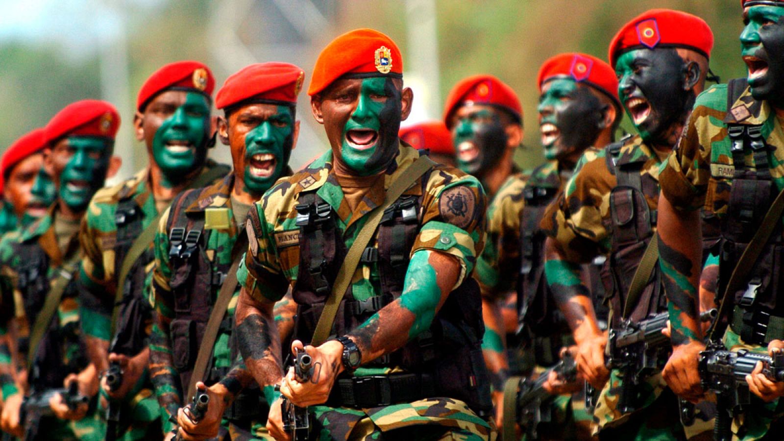 Análisis: ¿Por qué apoyan los militares a Nicolás Maduro? | Ver