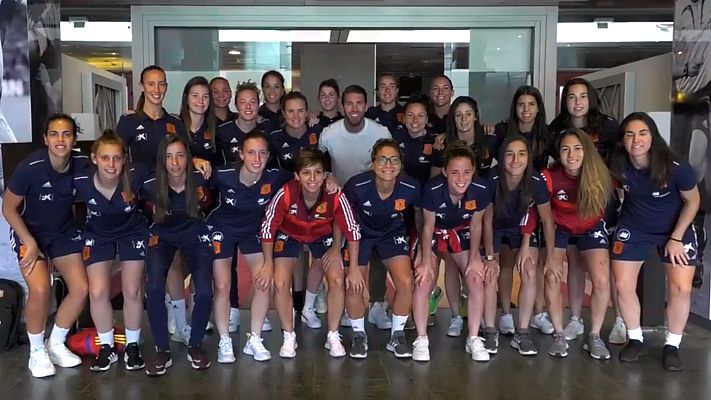 Telediario 1 - Sergio Ramos visita por  sorpresa a la selección femenina de fútbol
