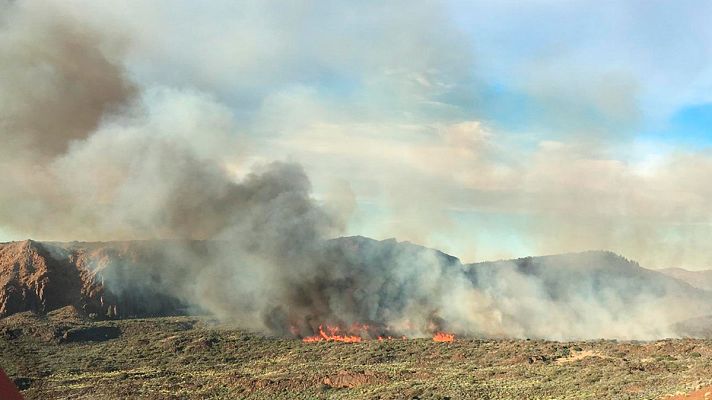 Telediario 1 - El viento y el acceso dificultan la extinción del fuego en el Parque Nacional del Teide