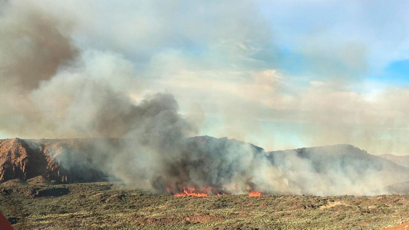 El viento y el acceso dificultan la extinción del fuego en el Parque Nacional del Teide