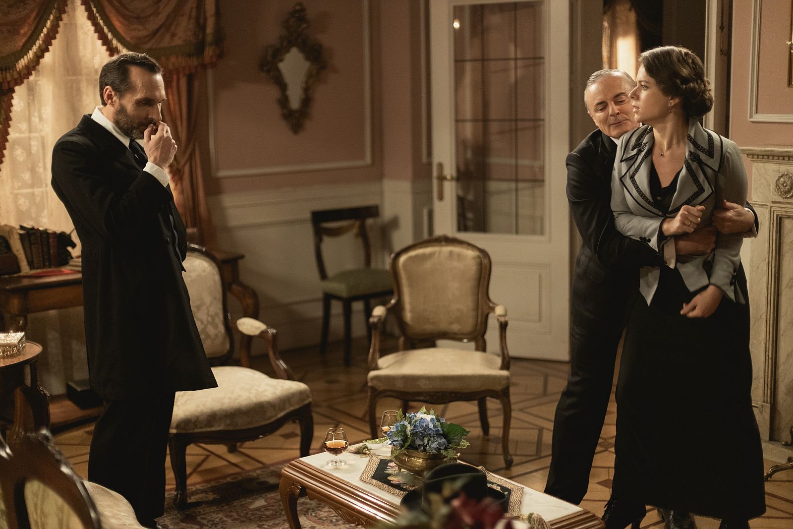 Alfredo paga a Cristóbal para salvar a Genoveva | Ver