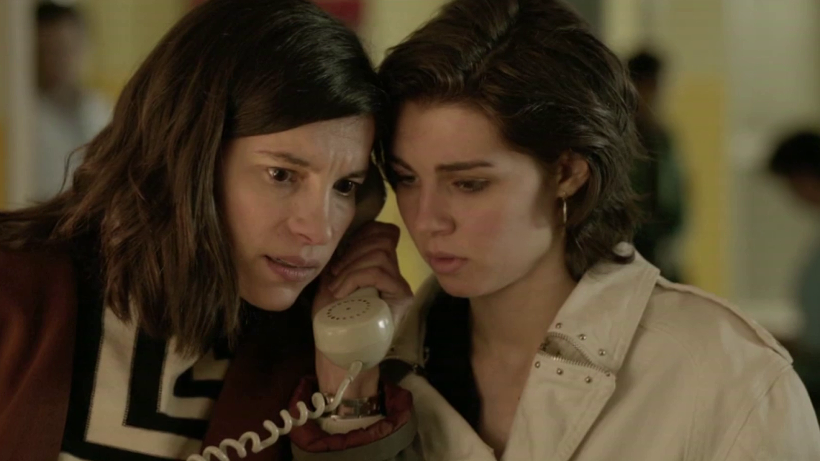 Cuéntame cómo pasó - Merche le pide a sus hijas que no hablen a la familia de su huida