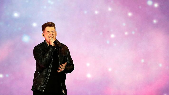 Eurovisión - Minuto de Reino Unido: Michael Rice canta "Bigger than Us"
