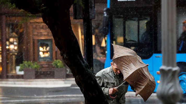 Telediario 1 - Unas veinte provincias están en riesgo por viento, lluvias, tormentas o fuerte oleaje