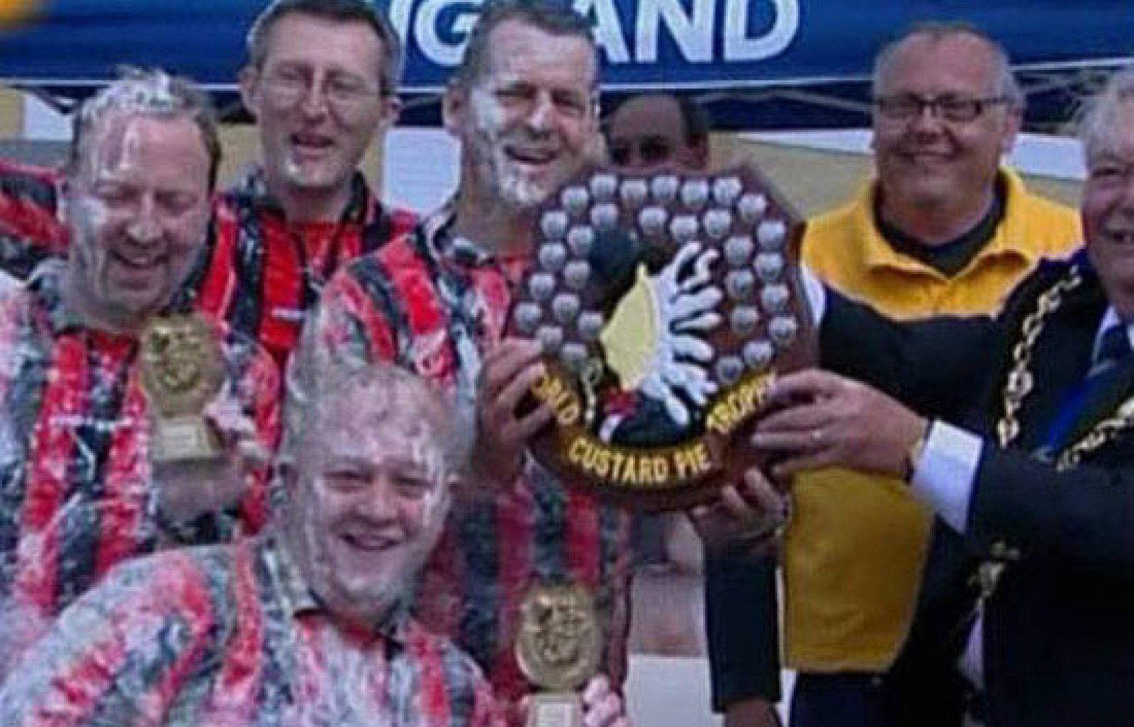 Hay competiciones curiosas, pero como esta pocas, el deporte en sí consiste en lanzar tartas al contrario.