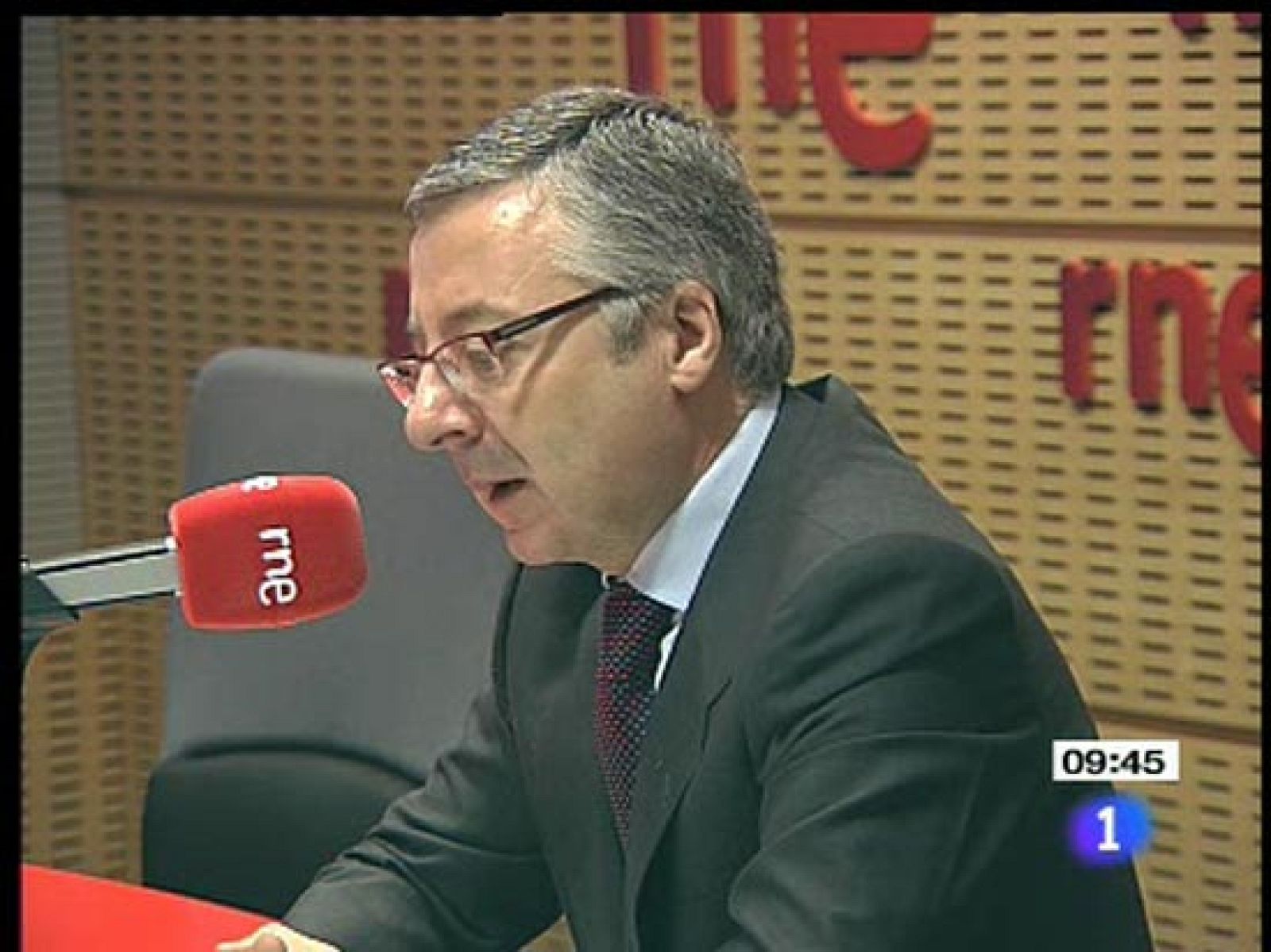 El ministro de Fomento, José Blanco, ha señalado que el PP tiene una "ansiedad extrema" por convocar elecciones y le ha pedido que tras su "día de gloria" arrime el hombro.