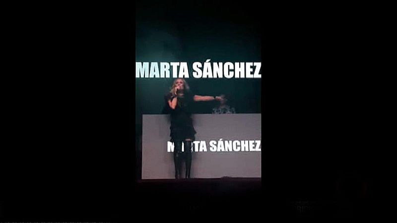 Suspenden un concierto de Marta Sánchez en Badalona tras el lanzamiento de huevos al escenario