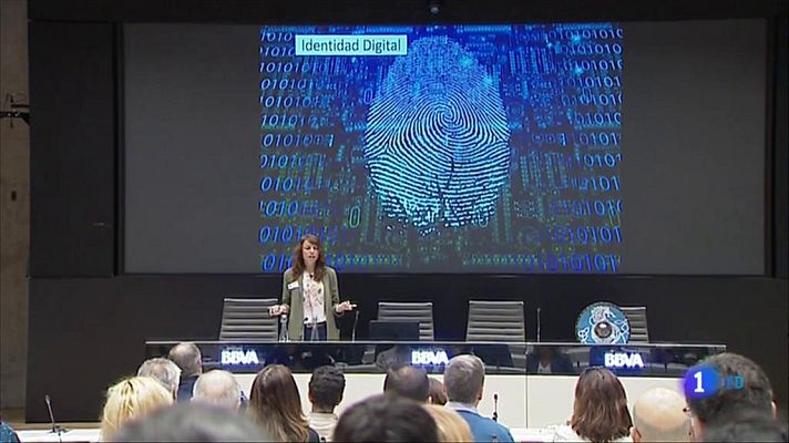 Telediario 1 - Internet y en Redes Sociales. Una forma de comunicarse que también conlleva riesgos