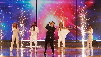 Reino Unido: Michael Rice canta "Bigger than us"