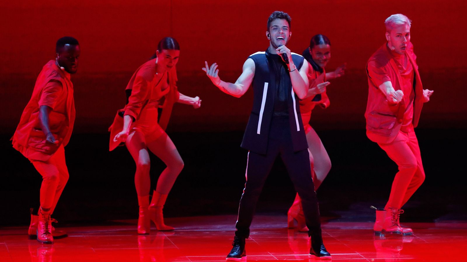 Eurovisión 2019 - Suiza: Luca Hänni canta "She got me" en la final