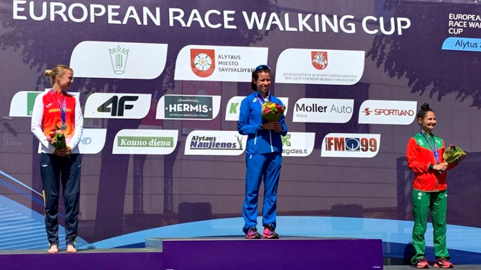 La española Julia Takacs consiguió este domingo la medalla de plata en la prueba de 50 km de la Copa de Europa de marcha, que se disputa en Alytus (Lituania), con un nuevo récord de España (4h05:46), por detrás de la italiana Eleonora Giorgi, que est