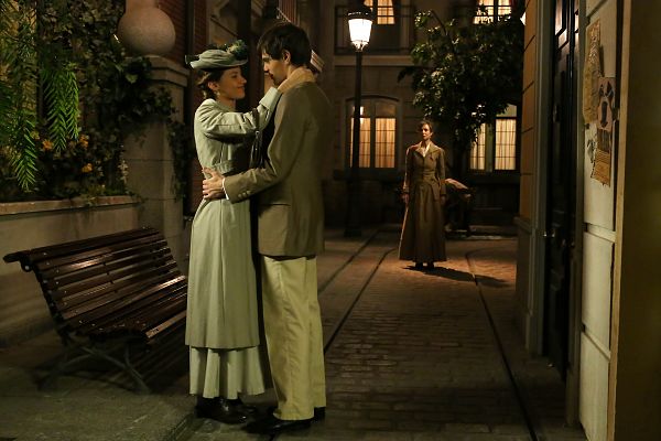 Acacias 38 - Felicia descubre a Emilio y Cinta besándose