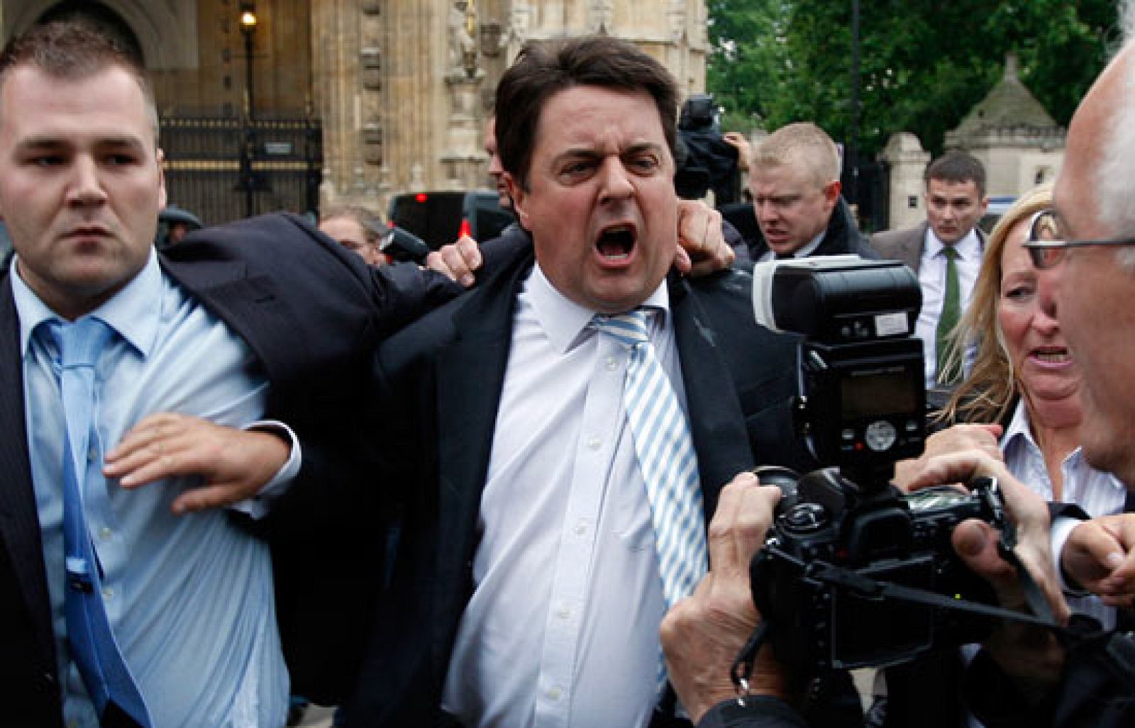 Nick Griffin, líder del British National Party, suspende un mitin en Londres | Ver