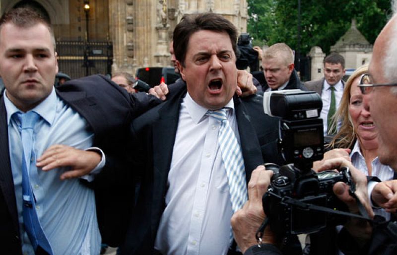 Nick Griffin, líder del British National Party, suspende un mitin en Londres | Ver