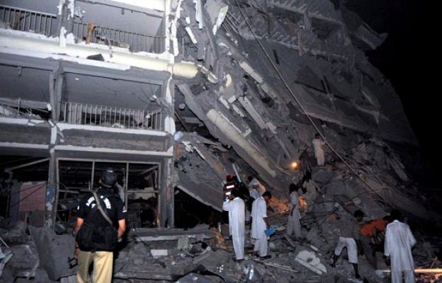  - Una bomba arrasa hotel en Pakistán