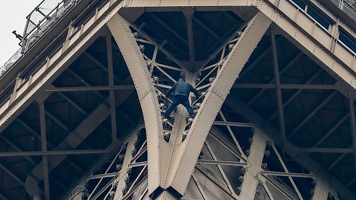 Informativo 24h - Cierran la Torre Eiffel por la presencia de un escalador