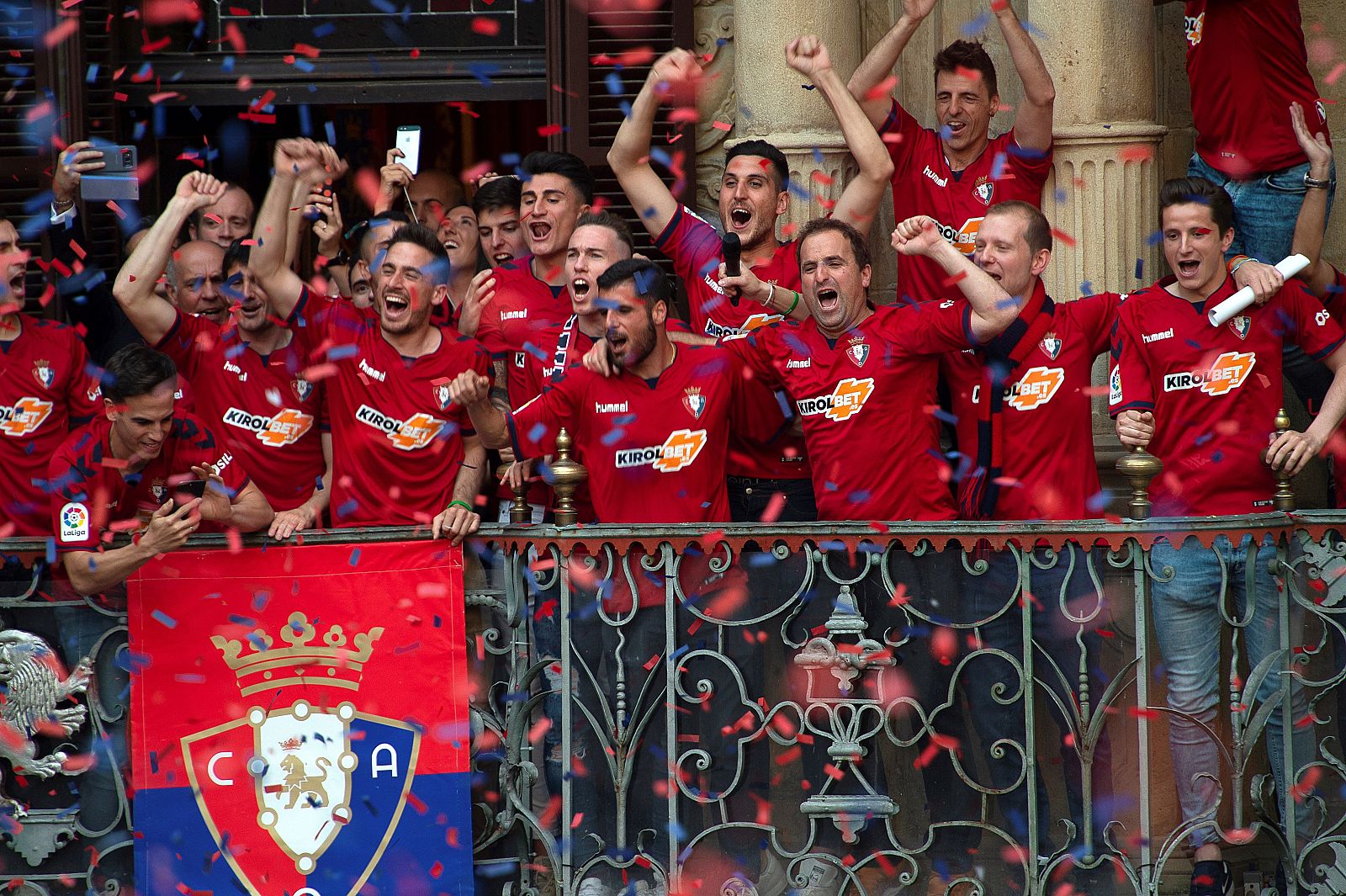Fútbol | El Osasuna festeja por las calles de Pamplona su vuelta a Primera División - RTVE.es | Ver