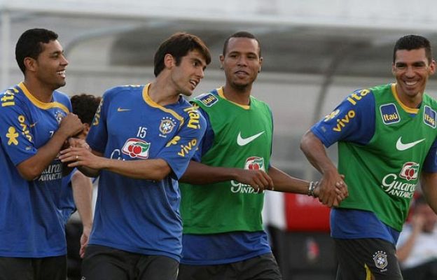  - Kaká, felicitado por sus compañeros