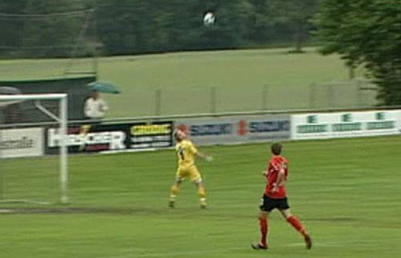 El portero de un club austriaco ha demostrado que en la posición de guardameta también se pueden meter goles.