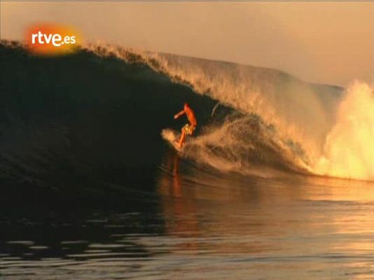  - Haciendo surf en Indonesia