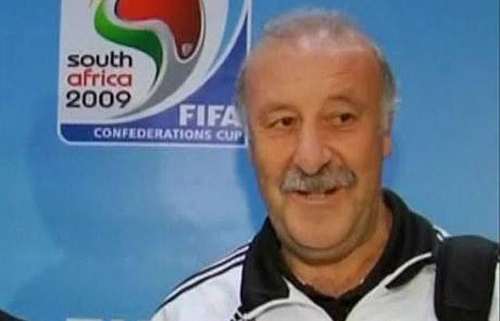 Vicente del Bosque ya está en Sudáfrica con la 'roja', el seleccionador ha manifestado tener respeto por todos los participantes.