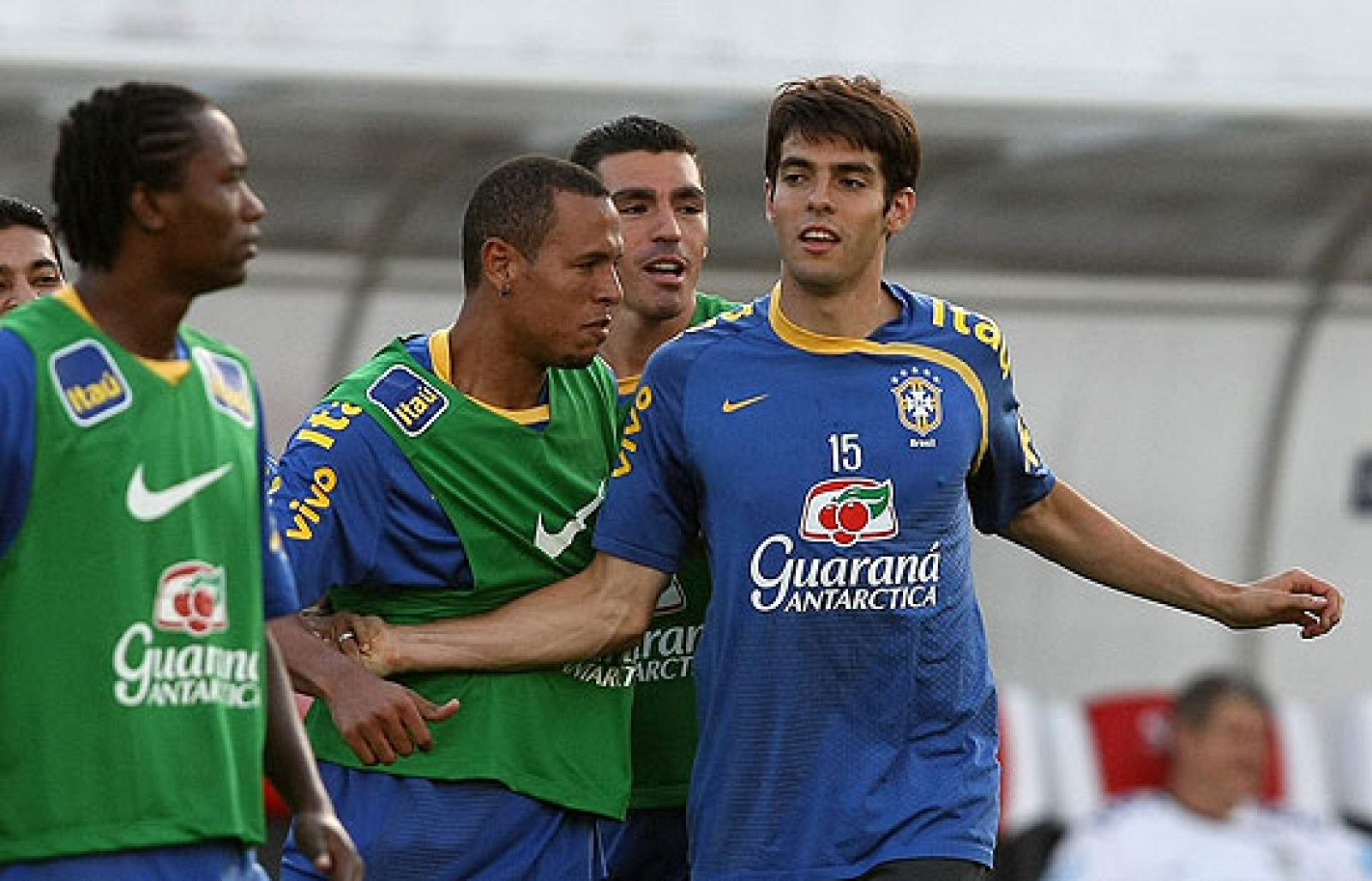 Tras el fichaje de Kaká por el Real Madrid, los hinchas brasileños se han vuelto locos con el ex del Milán.