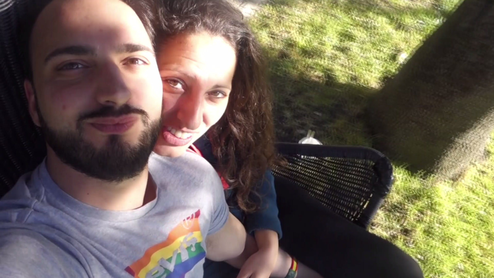 Valentín y Gloria se sinceran en el jardín de la casa | Ver