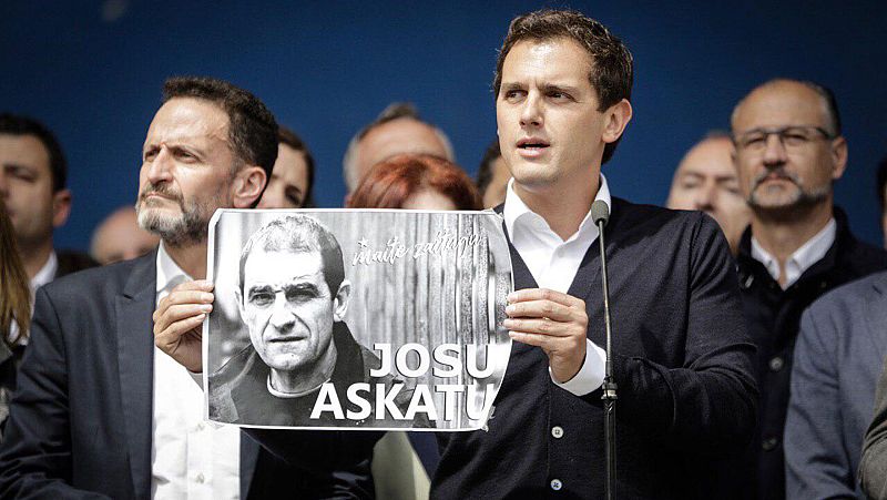 Albert Rivera rompe la foto de Josu Ternera en su pueblo natal entre pitos y abucheos