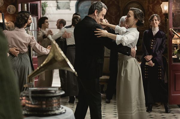 Acacias 38 - Cesáreo y Camino bailan juntos