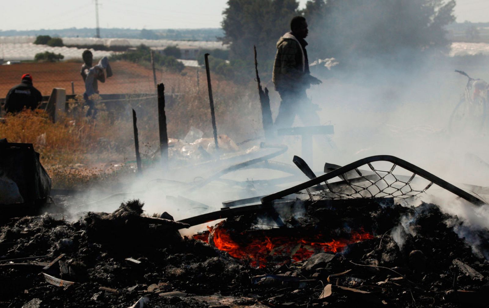 Un incendio calcina un asentamiento de temporeros de la fresa en Lepe