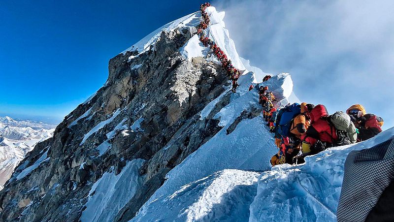 Atasco en el Everest, más de 200 montañeros intentando hacer cima | Ver