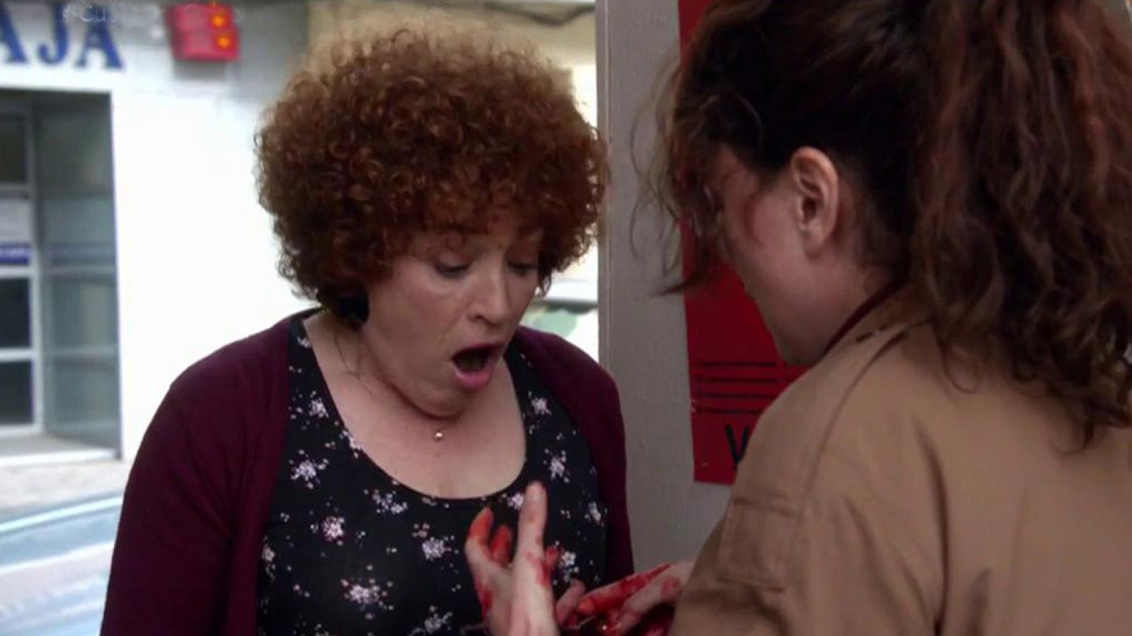 Cuéntame - Paquita mata a su perseguidor