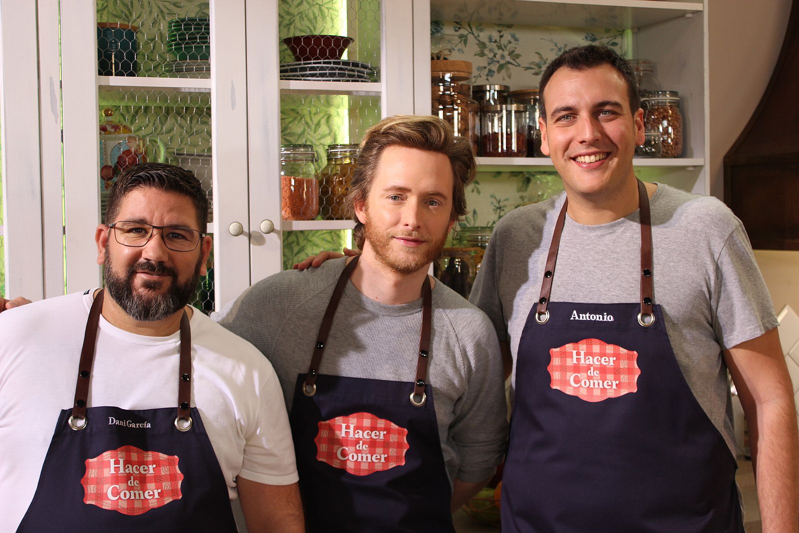 Hacer de comer - Lubina a la sal y madalenas rellenas de chocolate - ver ahora
