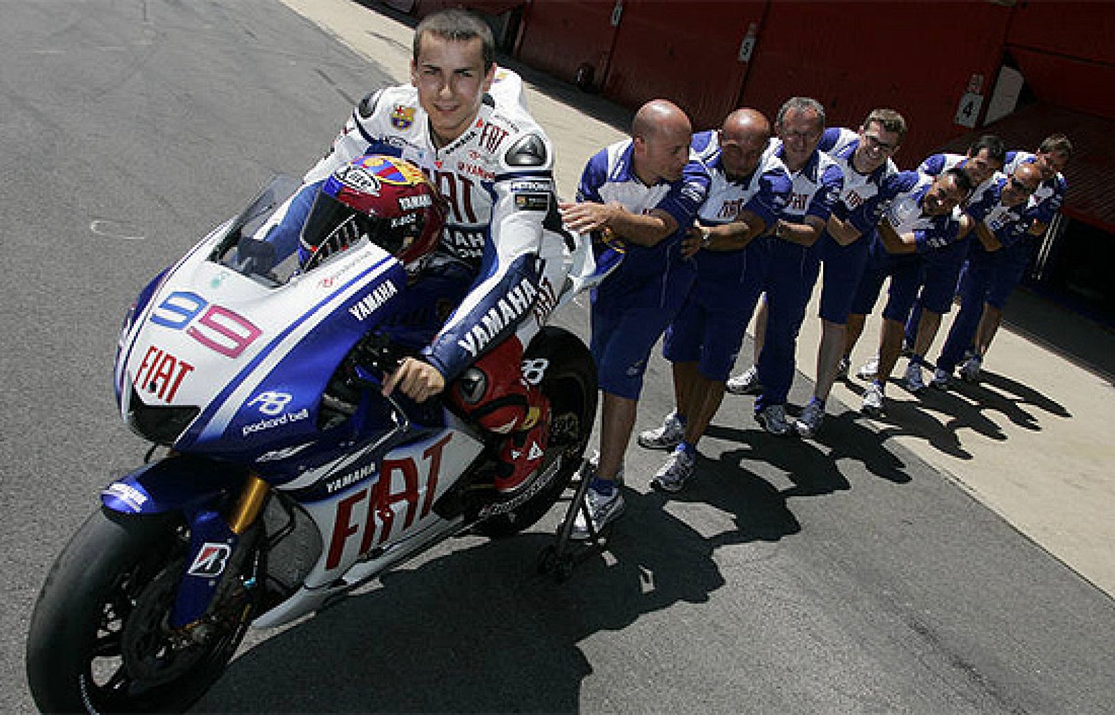 Jorge Lorenzo destaca que los fichajes blancos están siendo muy caros.