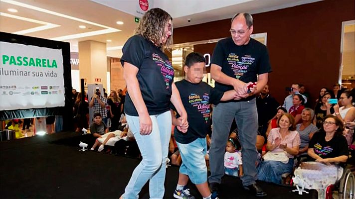 Telediario 1 - Niños desfilan ante sus posibles padres adoptivos en un centro comercial del estado brasileño de Mato Grosso